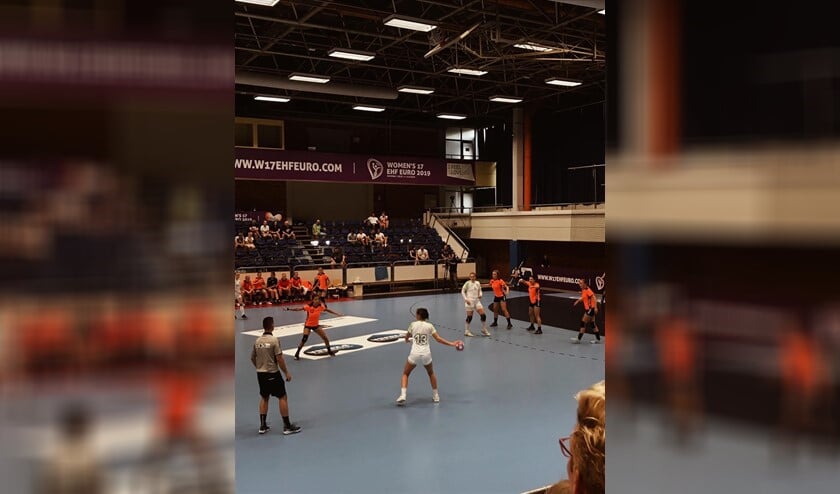 Asne van Echtelt (links) in actie.