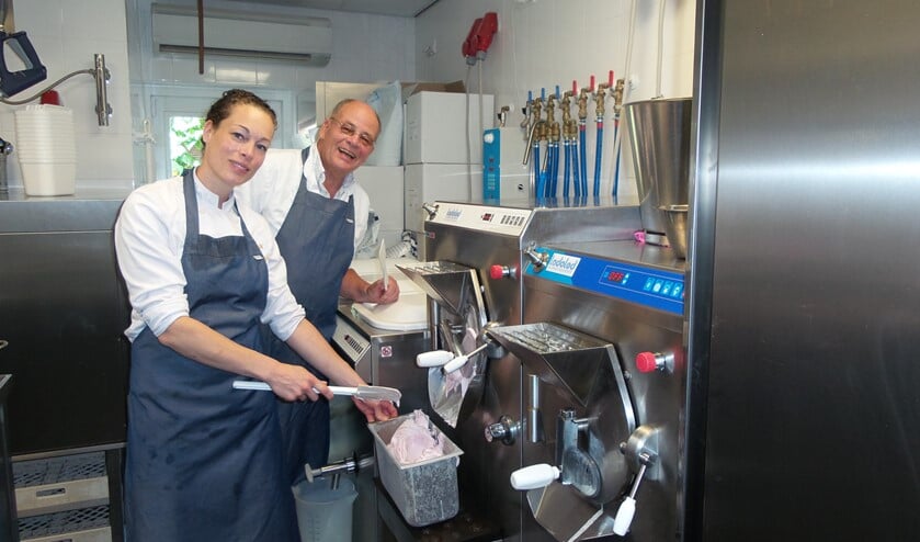 Caroline Kooy van De Hoop samen met haar vader achter de ijsmachine.