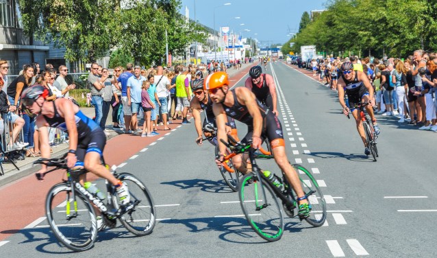1 km zwemmen, 40 km fietsen en 10 km hardlopen.