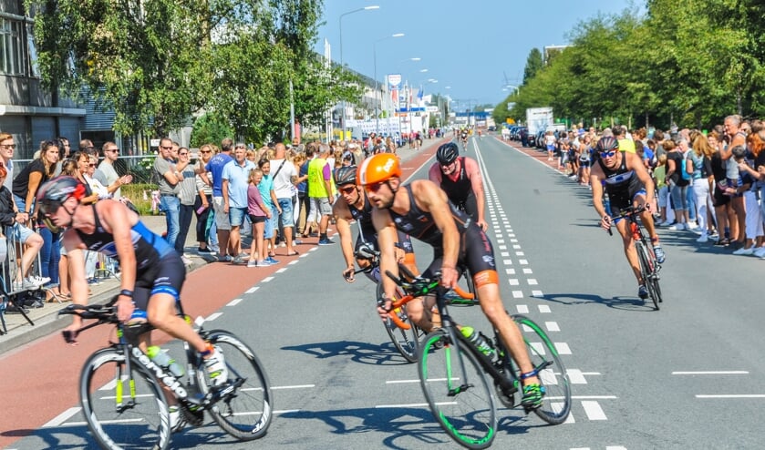 1 km zwemmen, 40 km fietsen en 10 km hardlopen.