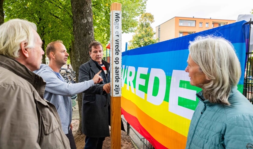 <p>Ook de De Zoutkeet is een vredespaal geplaatst; in het midden Anne S. de Jong. </p>