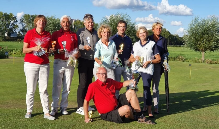 Een deel van de prijswinnaars, met op de voorgrond overall kampioen Peter Roest.