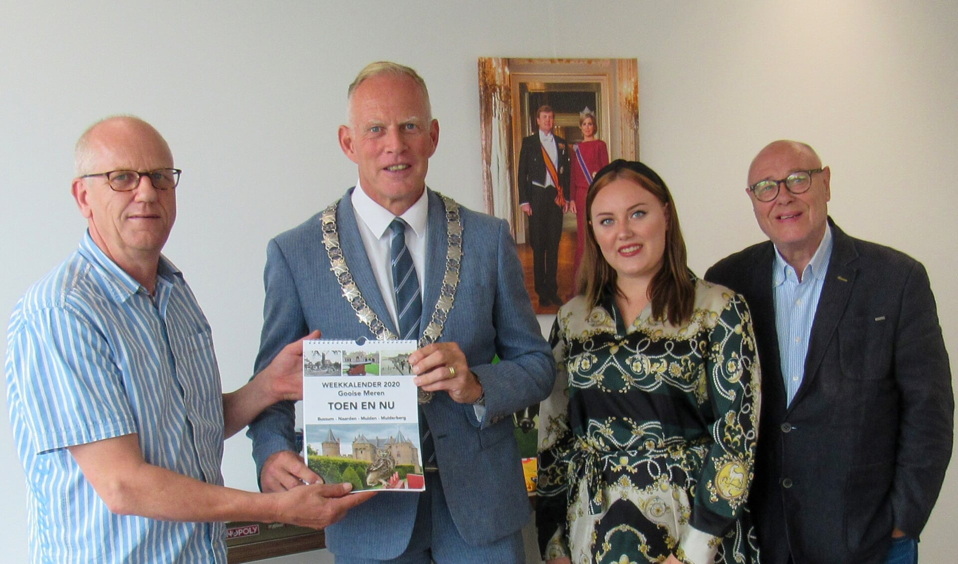 Burgemeester Han ter Heegde ontvangt het eerste exemplaar van Henk Liebe (links).