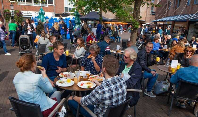 Gezellige drukte op het Oude Raadhuisplein tijdens de Huizerdag van vorig jaar.