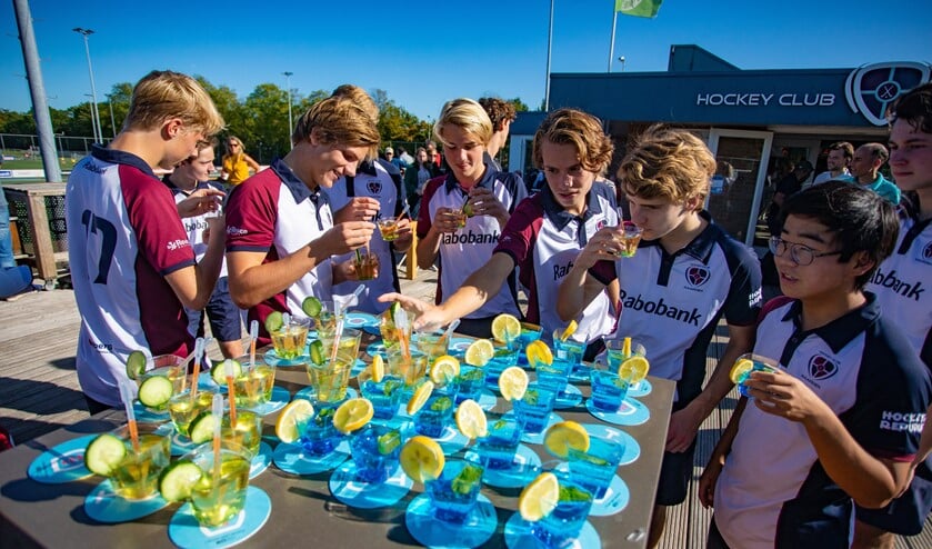 Ook op sportclubs: geen alcohol maar een frisdrankje.