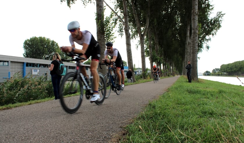 Het fietspad langs het kanaal, hier tijdens de WeesperNieuws Triatlon.