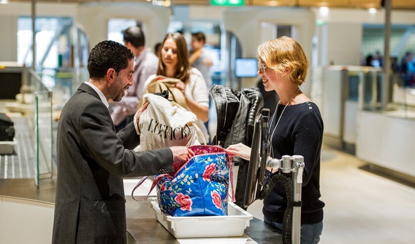 Miguel (niet de jongen op deze foto) werkt nu als luchthavenbeveiliger op Schiphol
