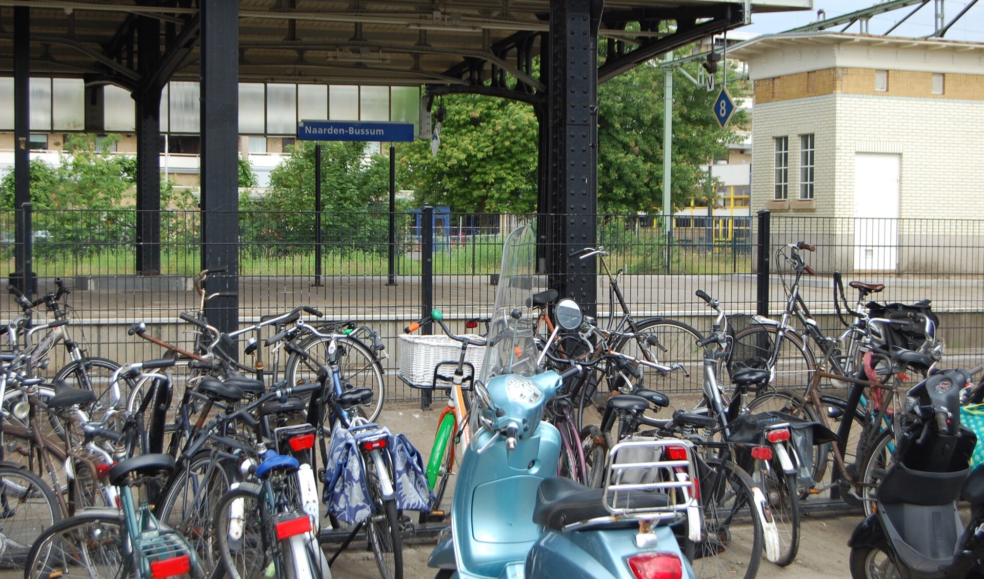 Vooral bij de stations worden veel fietsen gestolen. Graveren helpt om dieven te pakken te krijgen.