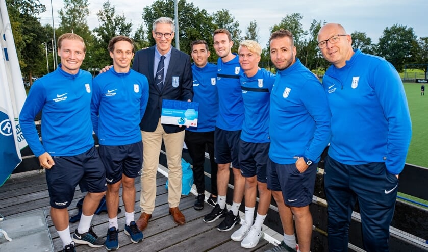 Tevredenheid bij Victoria nadat de club het certificaat 'Regionale Jeugdopleiding' overhandigd heeft gekregen.