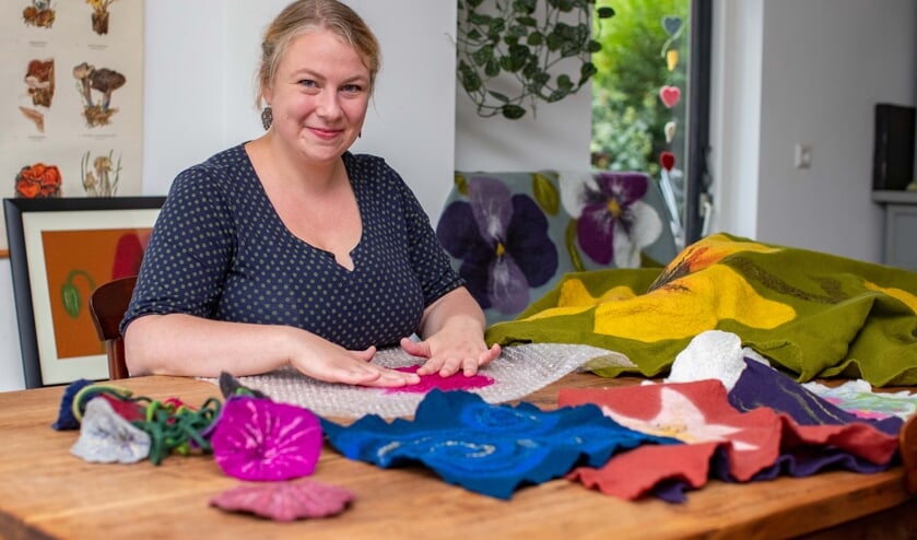 Carmijn Schreurs maakt lijkwaden van vilt. In november geeft ze les op de Gooise Academie in Laren.