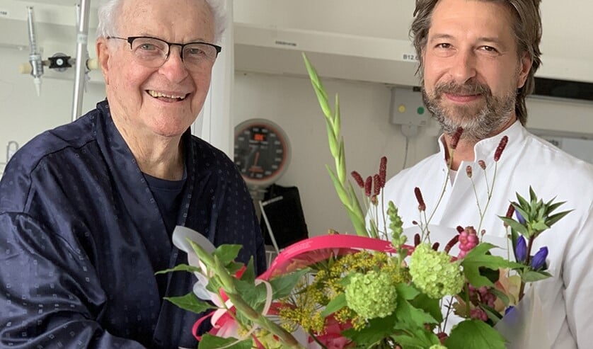 Aart van Gent (l) met zijn behandelend arts Florijn van der Windt.