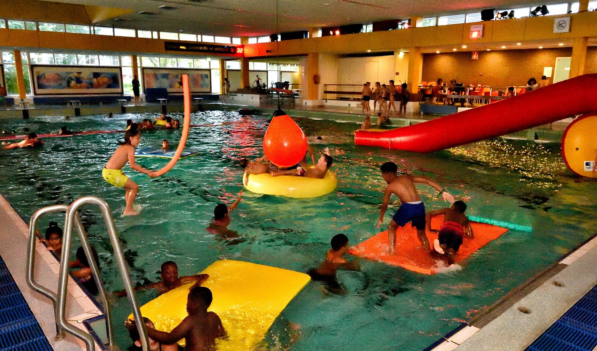 Discozwemmen in sportcentrum.