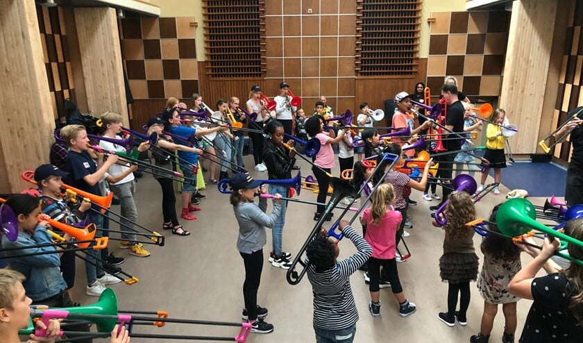 De kinderen speelden een muziekstuk op de trombone.