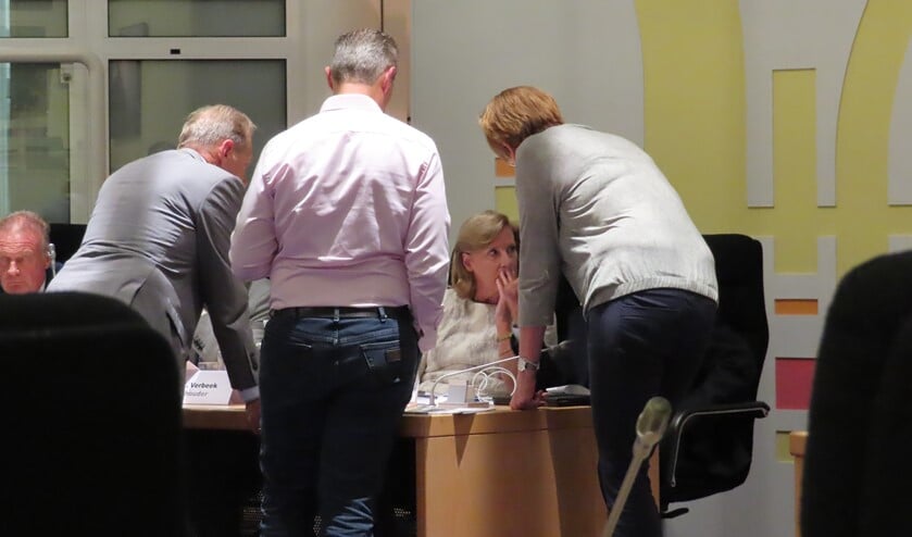 Wethouder Verbeek tijdens de schorsing in overleg met de 'baas' van de ambtenaren en mensen van de communicatieafdeling.