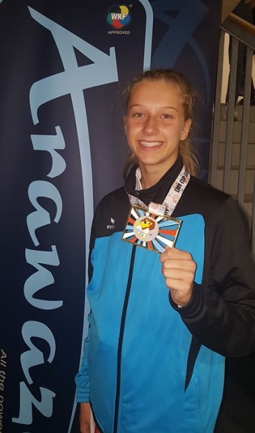 Ashley met haar gouden medaille die ze afgelopen weekeinde behaalde op een toernooi in Luxemburg.