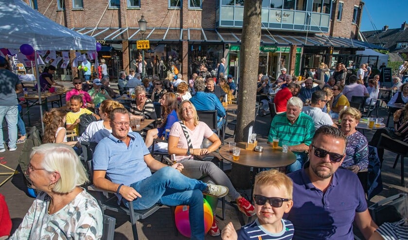 Genieten op het Oude Raadhuisplein tijdens de Huizerdag.