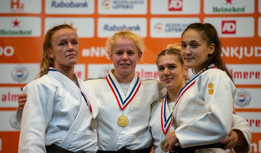 Nadiah Krachten met haar gouden medaille op het podium.