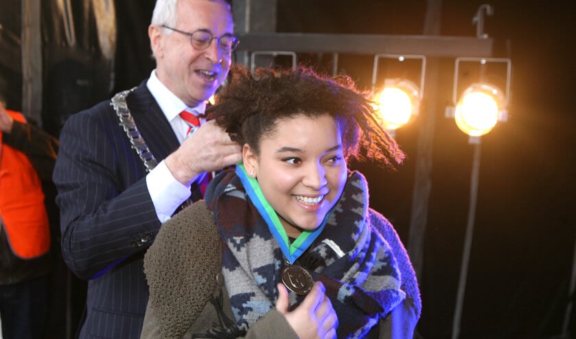 In 2014 ontving Julia van der Toorn de 'Bussumse Belofte' van de toenmalige burgemeester Henk Heijman.