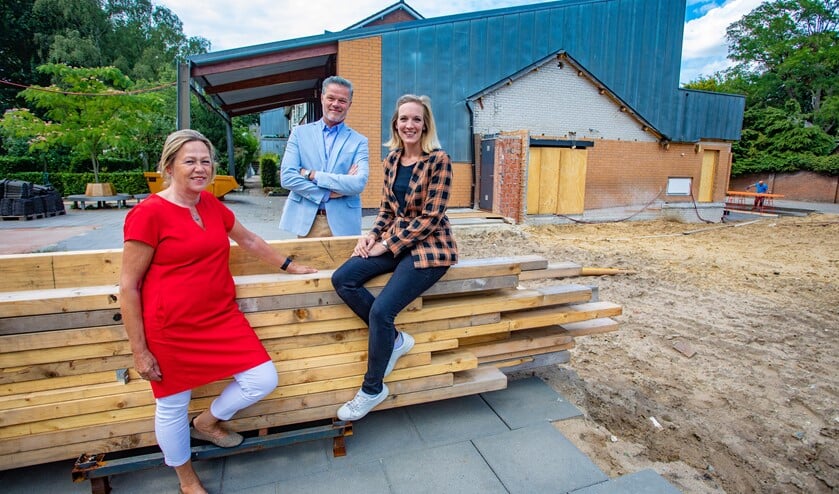 Birgitta Abeling, Bart van de Vlist en Ryanne Zeeman bij de deels gesloopte school.