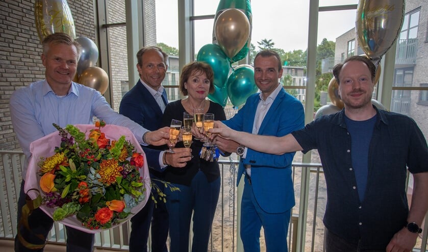 Van de sleuteloverdracht werd een feestelijk moment gemaakt.