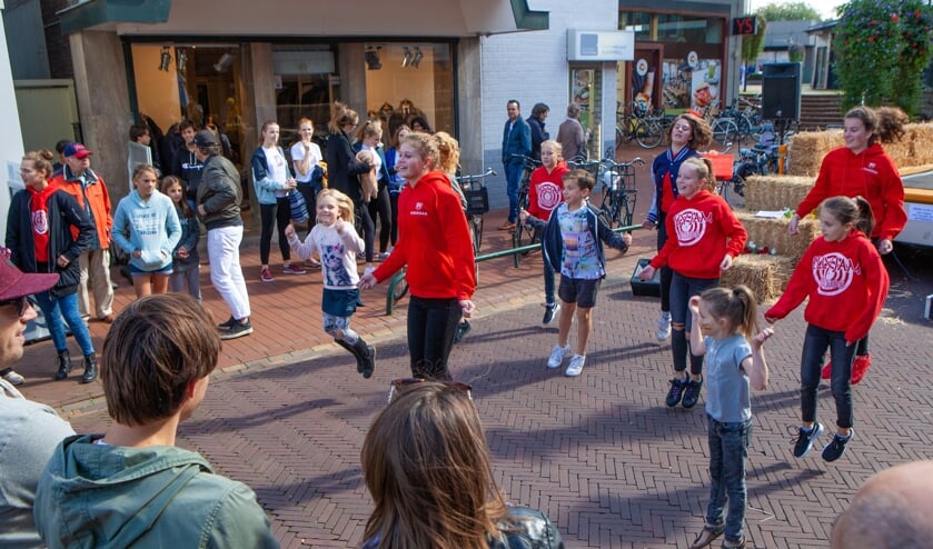 Overal shows, muziek en verenigingen die zich presenteren.