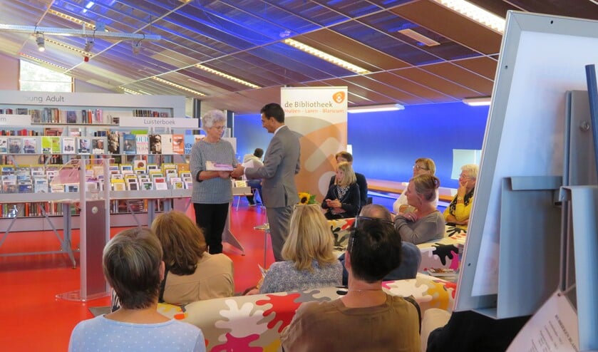 Wethouder Maarten Hoelscher opende vandaag de Geheugensteun in de bibliotheek.