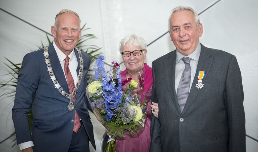 De burgemeester met Patrick Poelmann en zijn vrouw.