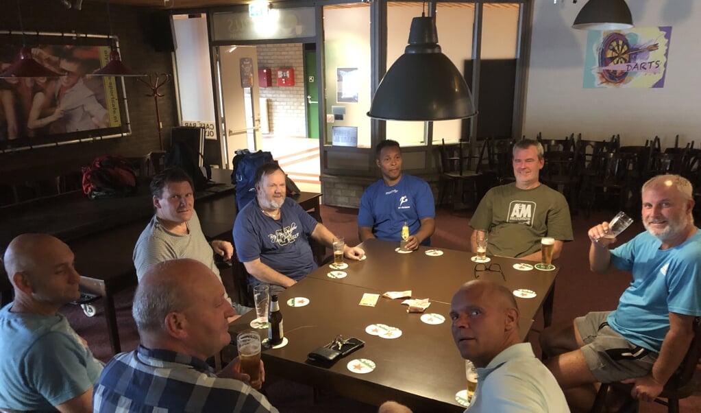 Het groepje zaalvoetballers van FC Weesp en SC Muiden kan niet meer zaalvoetballen en na afloop een biertje drinken in de sporthal..