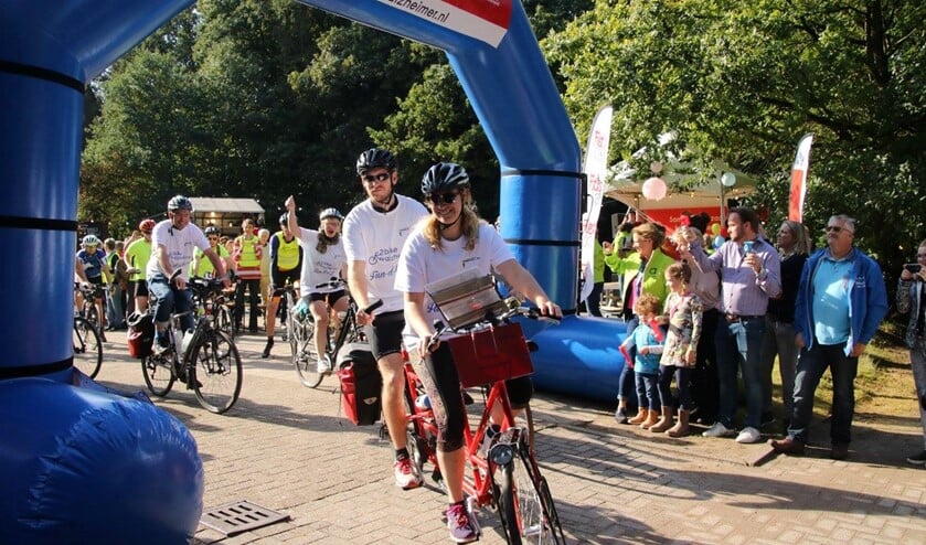 Vorig jaar was het vertrek op de Woensberg en dit jaar deed 2bike4alzheimer weer Huizen aan.