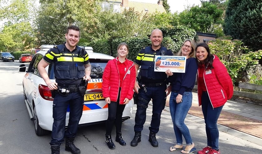 Marloes kreeg 25.000 euro. De politie ging graag met haar op de foto.