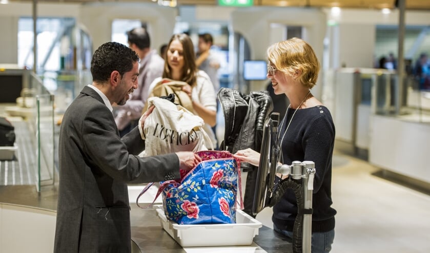 Miguel (niet de jongen op deze foto) werkt nu als luchthavenbeveiliger op Schiphol.