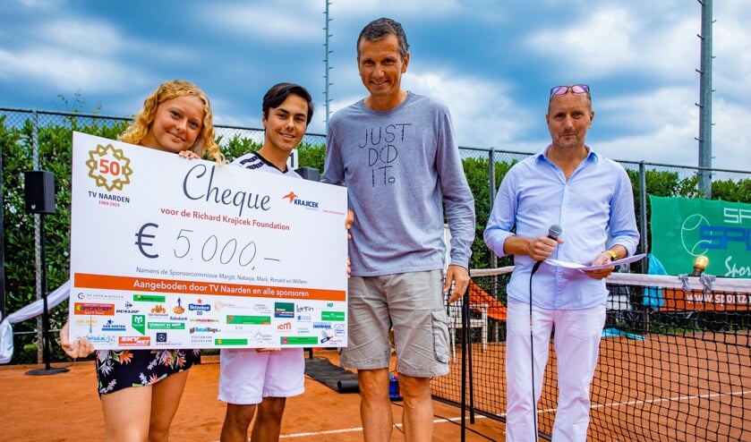 Een mooie cheque voor de foundation van Richard Krajicek.