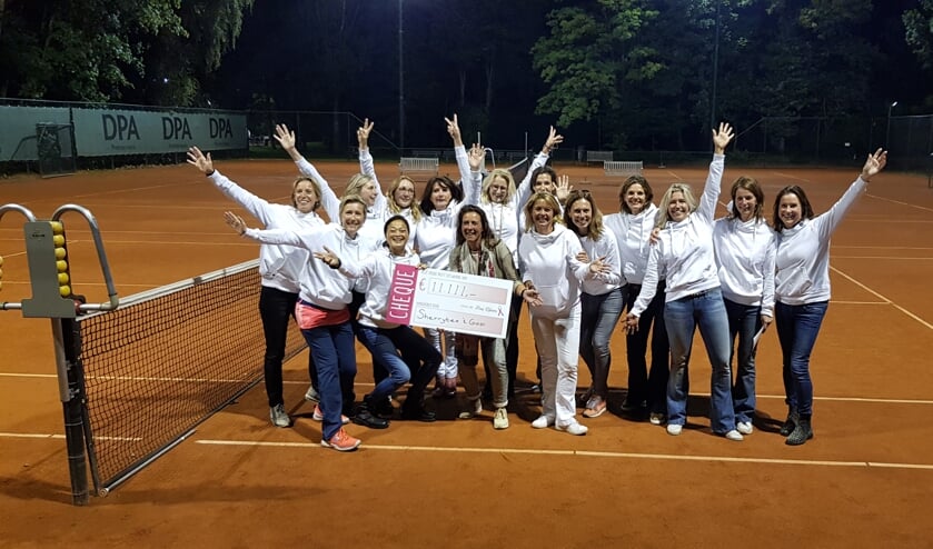 De dames zijn superblij met de cheque.