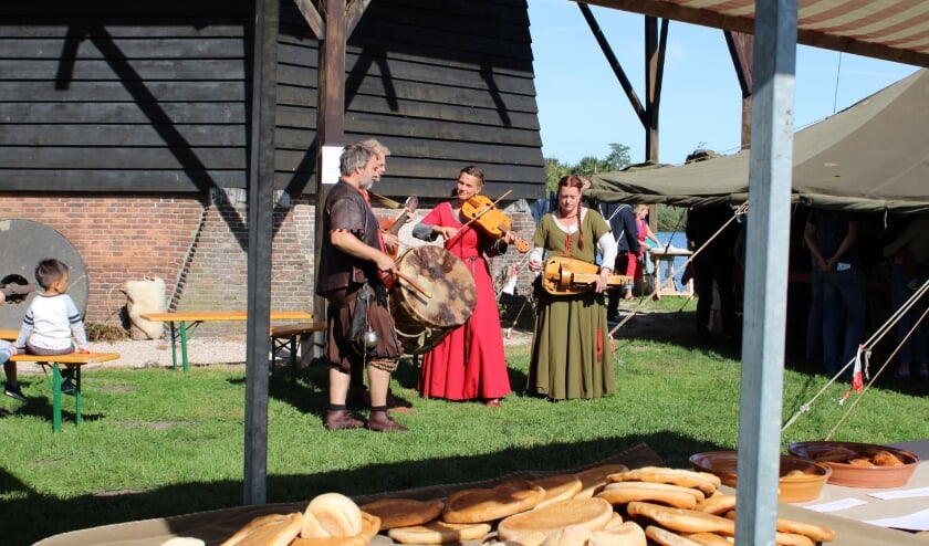<p>Open Monumentendag 2019, live muziek bij de molen. </p>