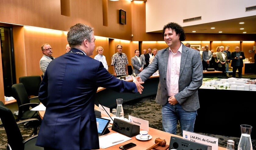 Burgemeester Boog feliciteert de nieuwe wethouder.