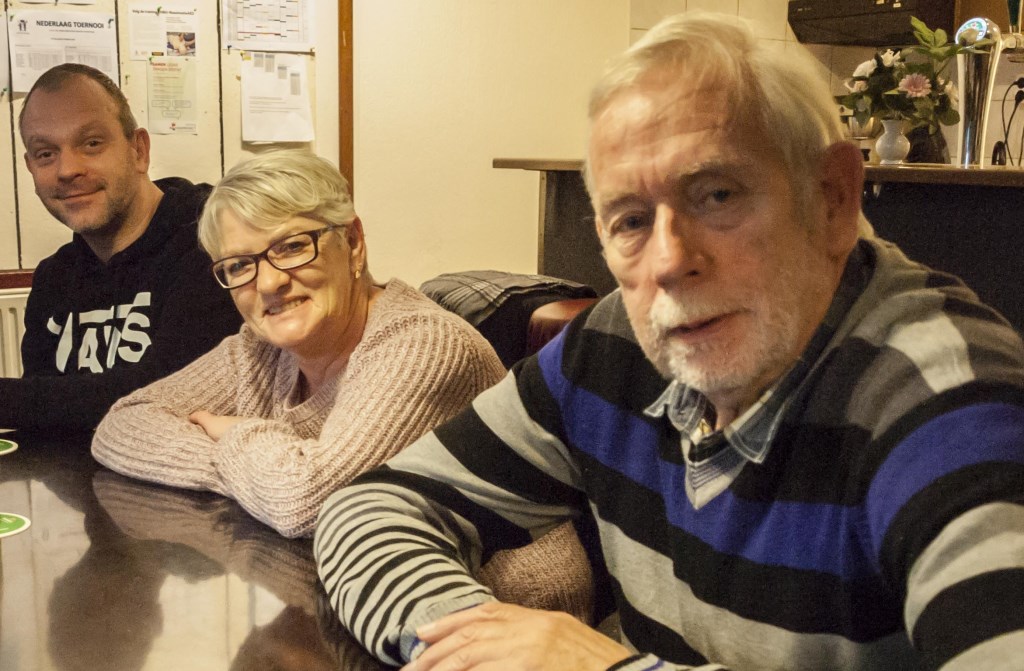 Jan Raaijmakers (rechts) aan de bar van de biljartclub.