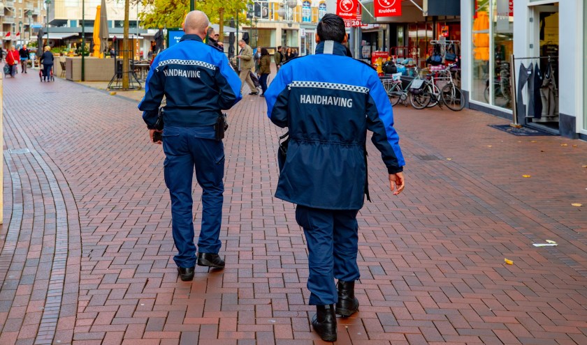 Vrijdag loopt de burgemeester een paar uur stage bij de Hilversumse handhaving.