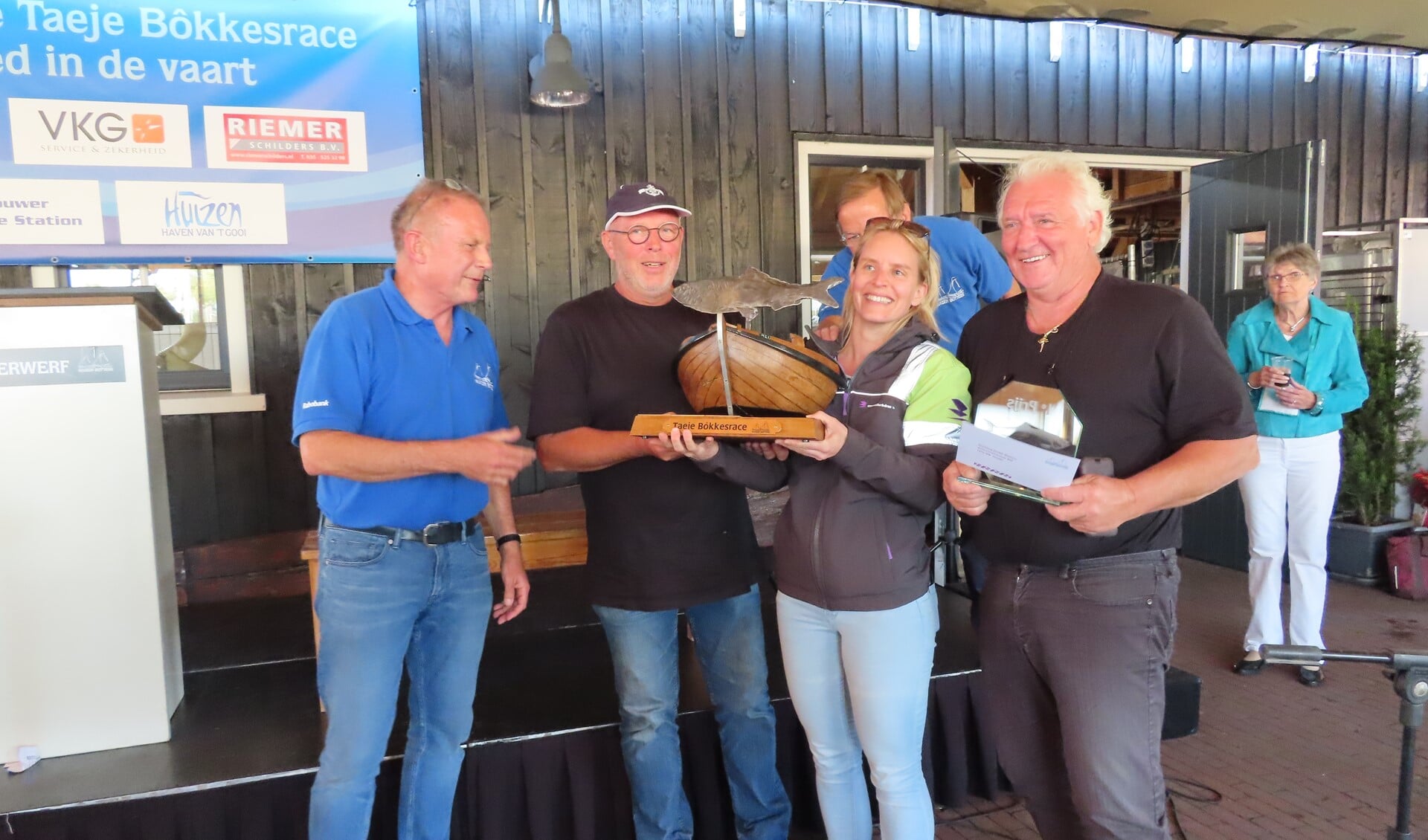 Burgemeester Sicko Heldoorn (links) reikt de 1e prijs en wisseltrofee uit aan croonwolter&dros|TBI 5.