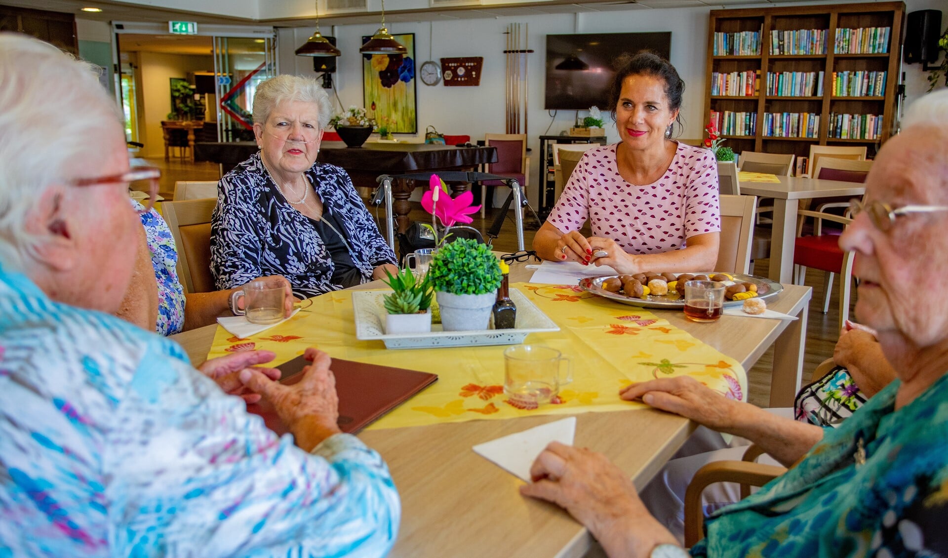 Initiatiefneemster Marian van den Berge aan tafel bij een aantal ouderen bij De Marke - De Meenthoek.