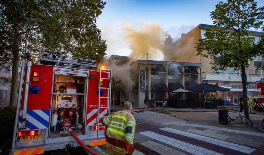 De brandweer druk bezig met de brand bij Pepi's.