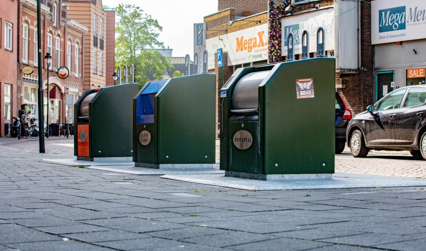 De containers in de Schoolstraat op een goede dag.
