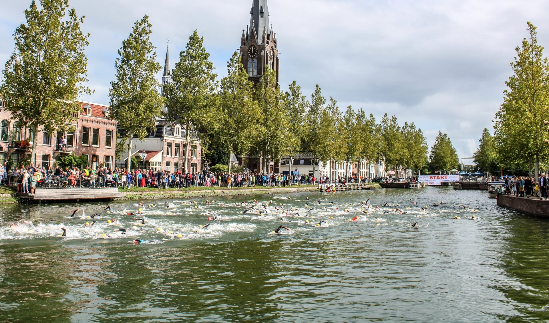 De triatlon start vanouds in de Kom