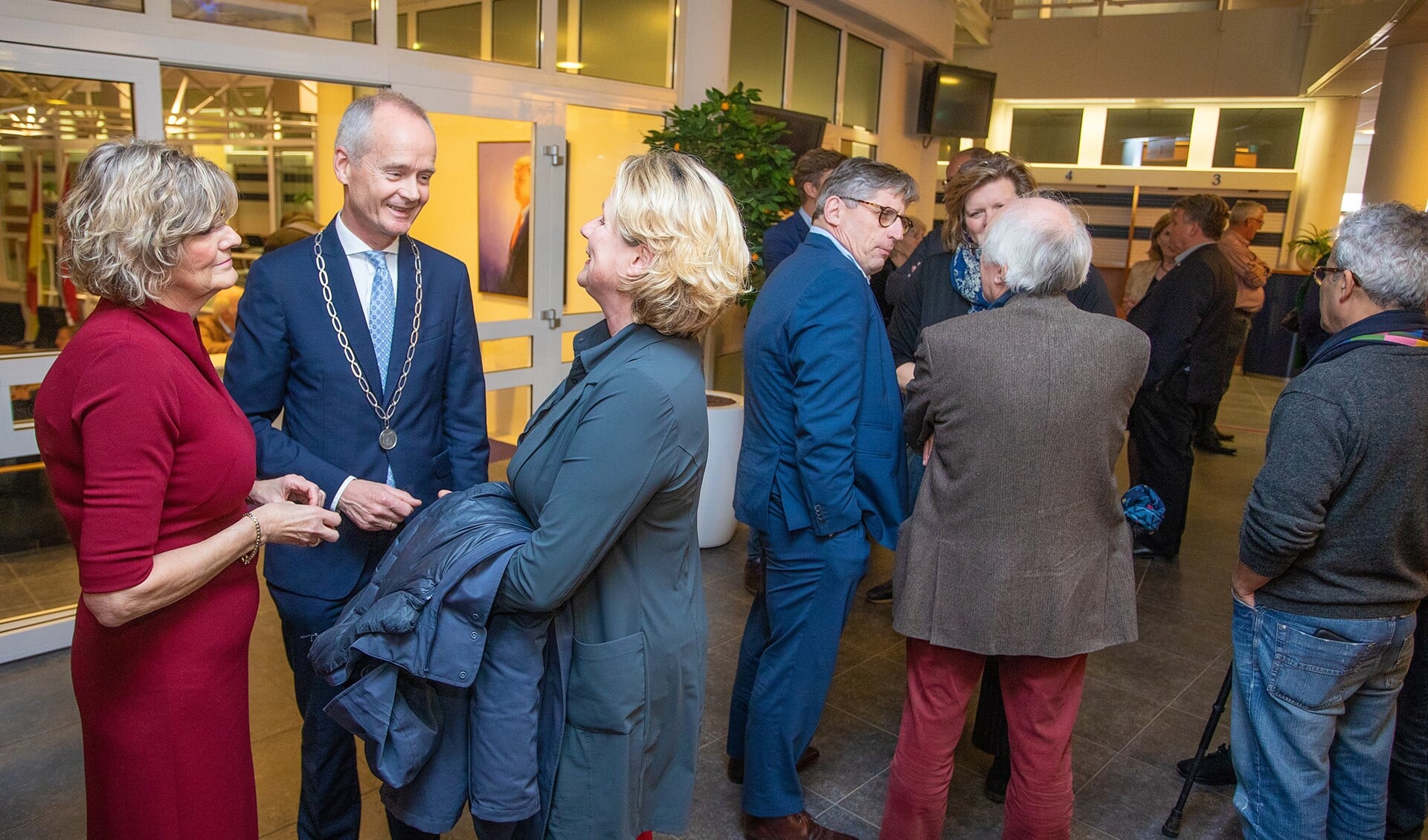 Burgemeester Niek Meijer en zijn vrouw Janny in gesprek met een van de bezoekers.