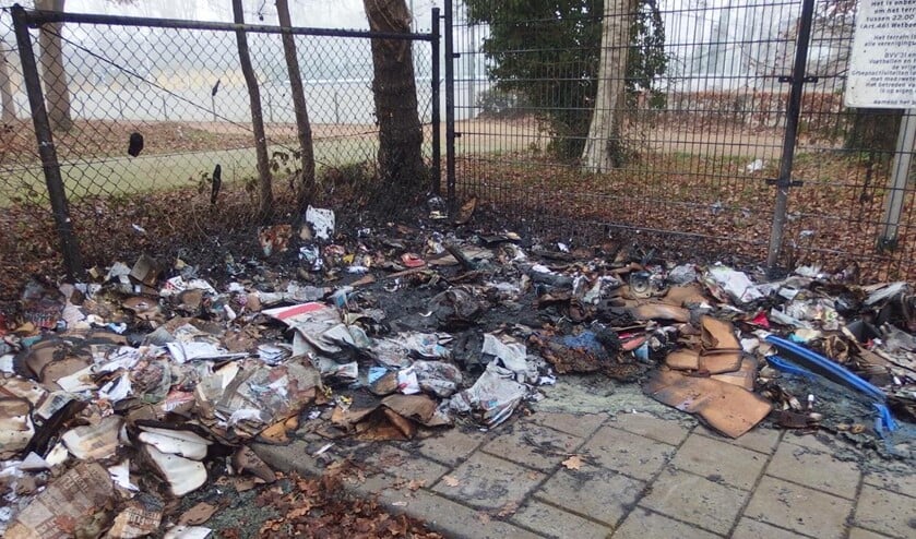 De papiercontainers bij BVV'31 moesten het ontgelden.