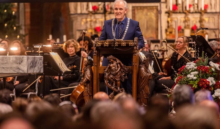 Vanaf de kansel sprak de burgemeester de volle St. Vituskerk dinsdagavond toe met zijn boodschap voor 2020.