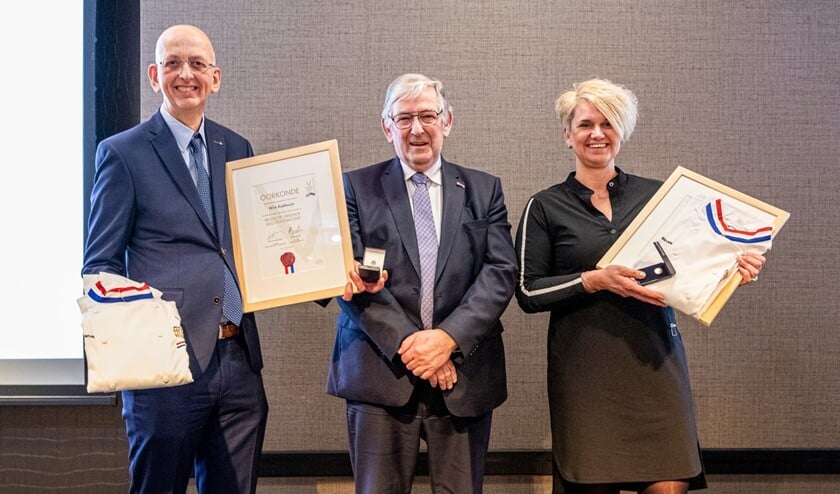Slager Wim Koelewijn (l) met de oorkonde die bij de titel hoort.