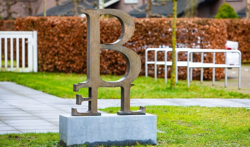 In Blaricum pronkt de big 'B' in de gemeentetuin.