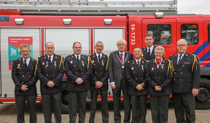 V.l.n.r.: John van der Zwan (Regionaal Commandant), Alex de Jong, Johan Helder, Johan van ’t Ende, Burgemeester Van Bochove, Dirk Molema, Raymond Terweij (Post Coördinator) Wilma Goudberg, Joop Huizing (Hoofd Vrijwilligers).