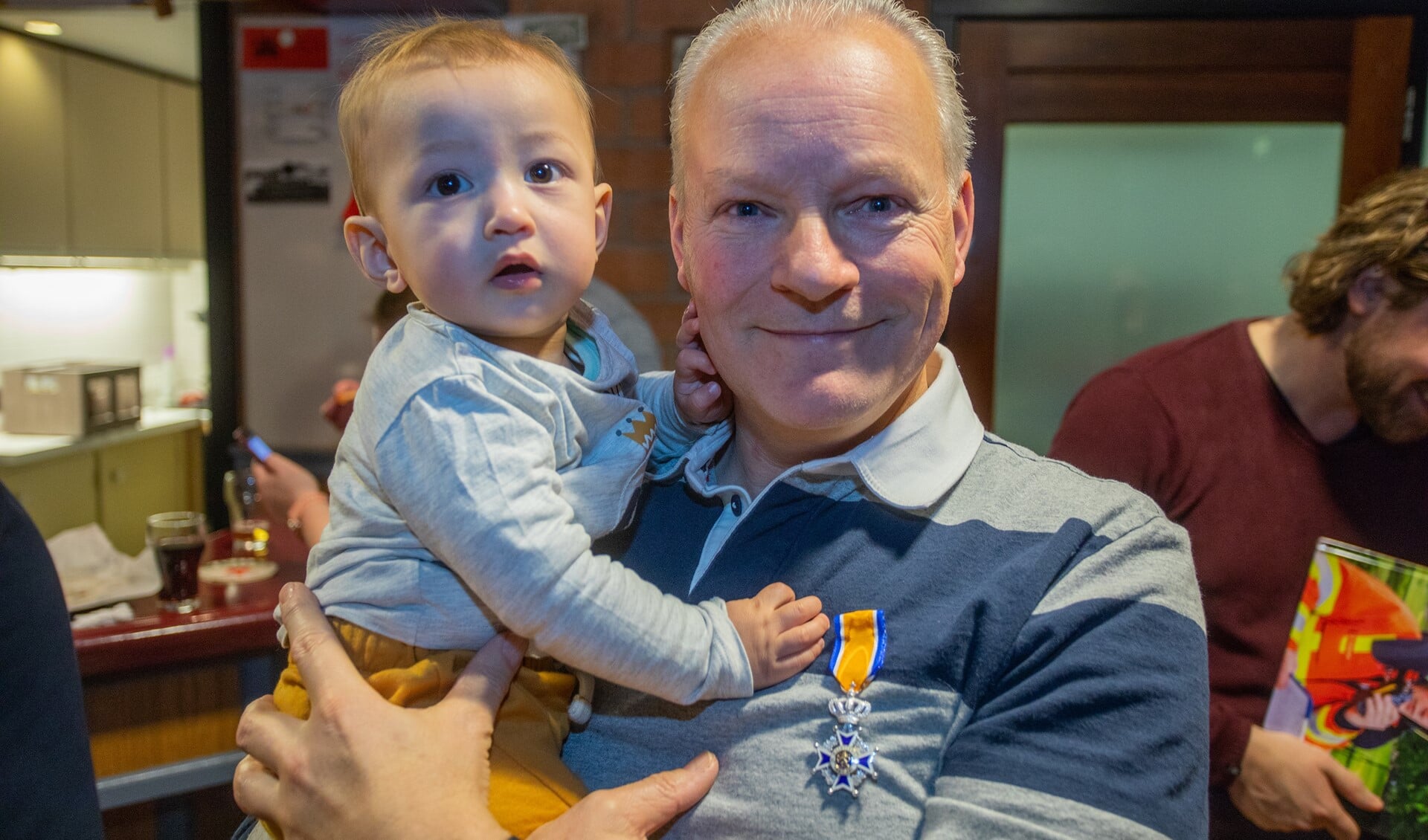 Hans Schotsman - hier samen met kleinzoon Loui - is trots op zijn onderscheiding.