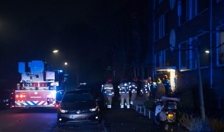 De brandweer in Weesp in actie op de H. Marsmanstraat.